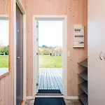 Comfortable With Large Grounds - By Traum *