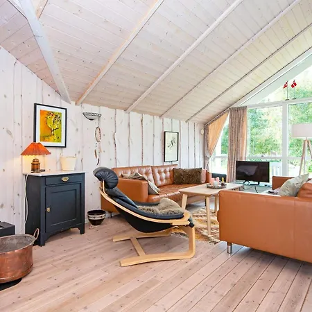 Comfortable With Large Grounds Feriehus