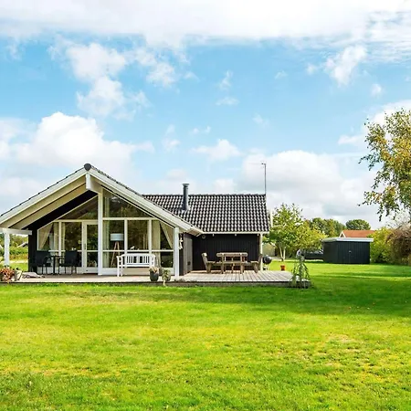 Comfortable With Large Grounds - By Traum Fjellerup
