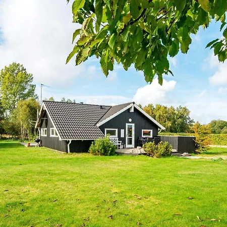 Comfortable With Large Grounds Feriehus