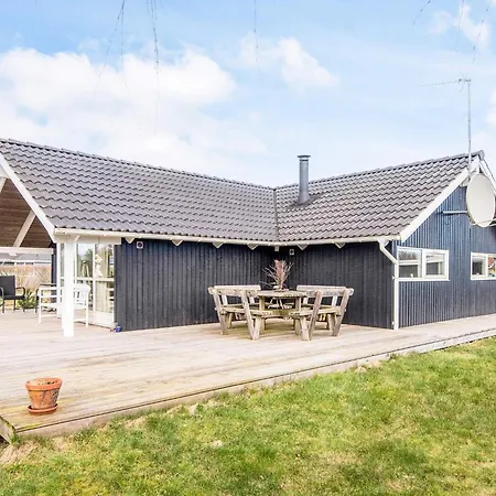 Comfortable With Large Grounds - By Traum Fjellerup