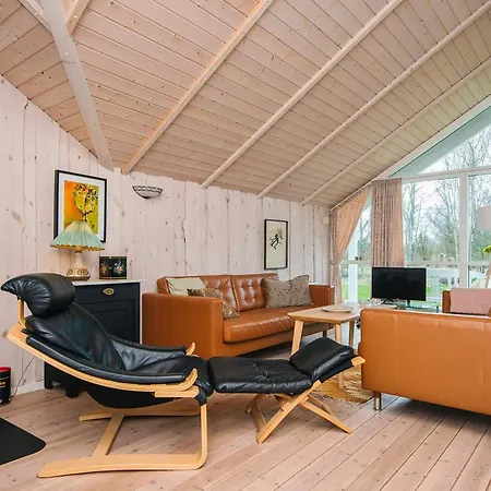 Comfortable With Large Grounds Feriehus *