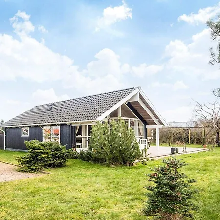 Comfortable With Large Grounds - By Traum