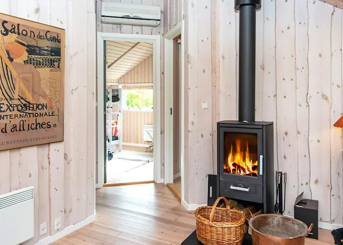 Comfortable With Large Grounds - By Traum Casa vacanze *