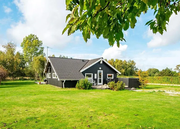 Comfortable With Large Grounds - By Traum Casa vacanze