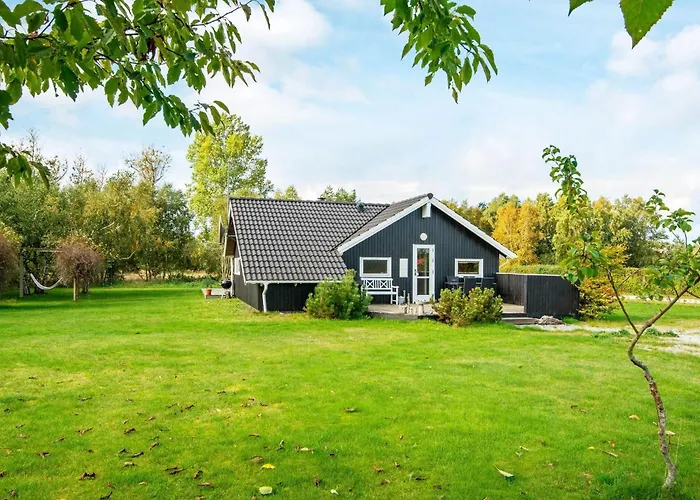 Comfortable With Large Grounds - By Traum *