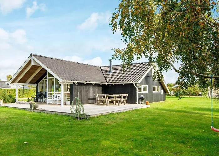 Comfortable With Large Grounds - By Traum * Fjellerup