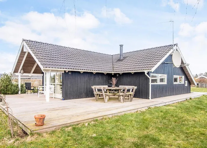 Comfortable With Large Grounds - By Traum Fjellerup