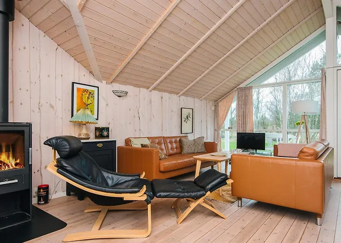 Comfortable With Large Grounds - By Traum Casa vacanze *